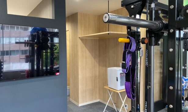 スタジオの隣の部屋にはトレーニングルームがあります<br />
少し空間を変えてぬくもりを感じて頂けるようにしてみました