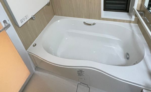 ≪浴室≫　<br />
床、浴槽も大きく新しいタイプを新設しております。<br />
浴槽は断熱浴槽、床も断熱床なので冬でもお湯も空間も冷えにくいです。<br />
もちろん入口の段差も無くしております。