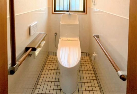 ≪1階トイレ≫<br />
床はそのままに<br />
木板を一部撤去しサニタリ－パネル張り<br />
天井･壁はクロス張替しております。<br />
トイレはお父様が使用される事もあり水はオート洗浄＋リモコンボタン式としてます。<br />
手すりも元の位置へ復旧し使いやすく安全で清潔感の有るトイレ空間としてます。<br />
