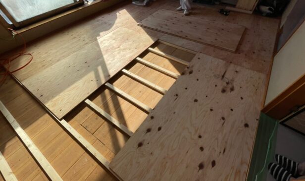 ≪2階和室→洋室≫<br />
元々畳の為、床上げをし下地の合板補強