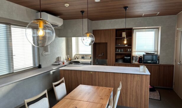 ≪Room A≫　<br />
ペンダントライト新設　施工完了<br />
<br />
当初のシンプルなお部屋から<br />
各所に木色を取り入れることにより<br />
ぬくもり感じるモダンな印象に。