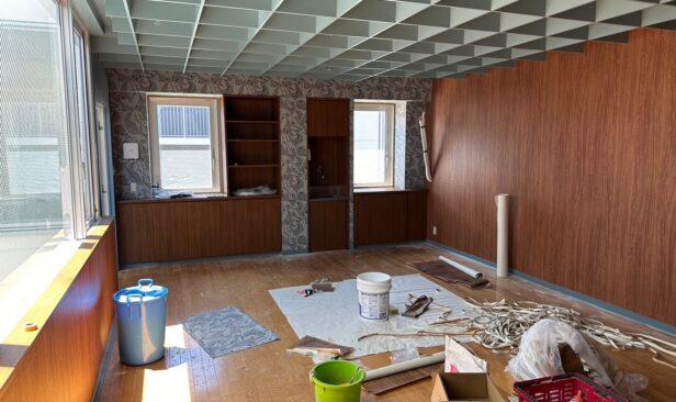 ≪Room B≫　<br />
壁クロス貼り　天井格子塗装<br />
<br />
こちらも木色を基調としたデザイン。