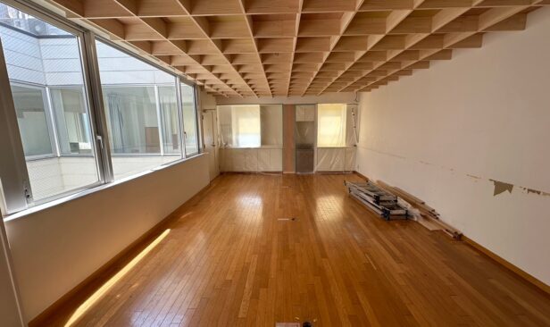 ≪Room B≫<br />
天井格子組み<br />
<br />
集成材を使用し、一つ一つミリ単位で寸法を取り<br />
綺麗な正方形の格子天井が完成いたしました。