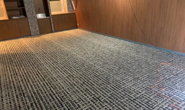 ≪Room B≫　<br />
床絨毯張り<br />
<br />
敢えて不規則なライン柄にする事で、<br />
お部屋に立体感を持たせております。
