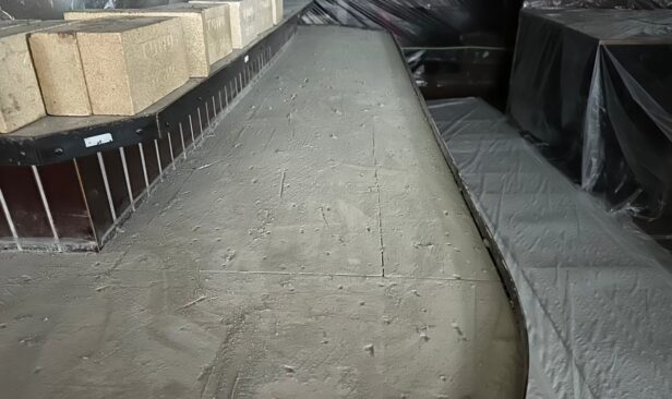≪カウンター≫<br />
施工中<br />
<br />
ひび割れ等、<br />
劣化が進行していたカウンターテーブルの<br />
表面を斫り、木下地を入れていきます。<br />

