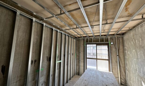 各所、間仕切り壁を起こすため軽量鉄骨で下地を組んでいきます。