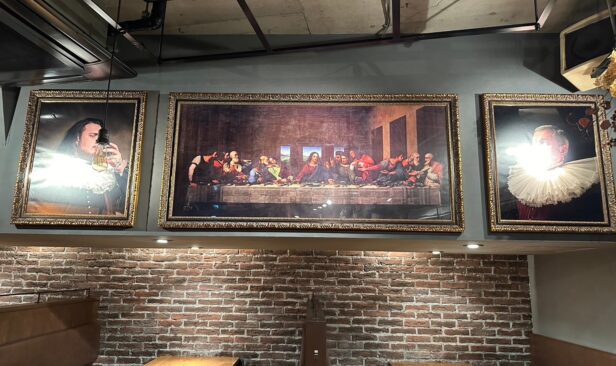 ≪ホール≫<br />
施工完了<br />
<br />
エイジング塗装仕上げの壁に絵画がマッチしています。