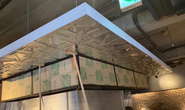 ≪カウンター上部≫<br />
施工中<br />
<br />
新たに飾り天井をボルトで吊り下げ<br />
加工したティンパネルを貼り付けました。<br />
下のアイアンフレームの中に乳白色のアクリル板を仕込み<br />
照明を設置していきます。<br />
