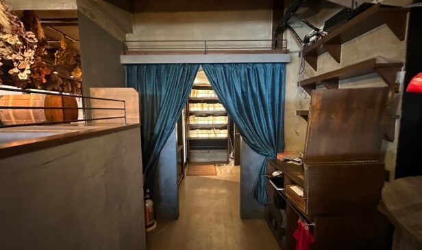 ≪通路(ホール側)≫<br />
施工完了①<br />
<br />
アーチ壁の塗装には、メタリックで高級感のある<br />
COLOR WORKS『モアレ』を使用いたしました。<br />
既設壁は、モルタル風エイジング塗装で仕上げました。