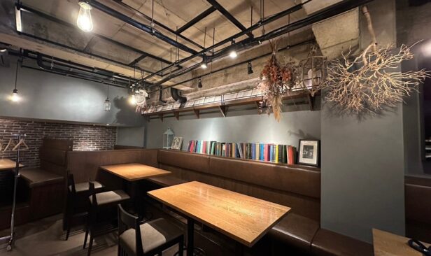 ≪ホール≫<br />
施工完了<br />
<br />
天井の配管は、アイアンフレームの色に合わせて<br />
全て黒テープ巻きで処理。<br />
<br />
椅子・テーブル天板も新設し、<br />
壁はエイジング塗装仕上げ。<br />
