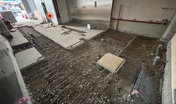 厨房エリアが変更になる為、埋設配管を新しく施工します。