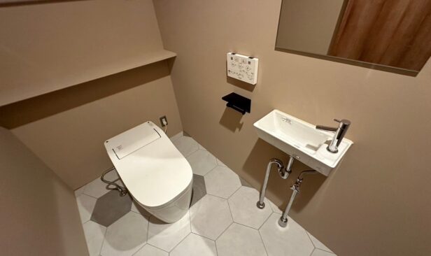 元々倉庫だった空間は、オシャレなトイレへリノベーション。<br />
階段下のエリアが有効活用されております。