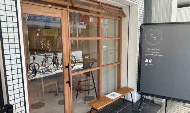 建具・ガラス・サインが入りファサードが出来上がりました。<br />
以前のブラックから一転し、温かみのある木目ファサードへと様変わりしました。