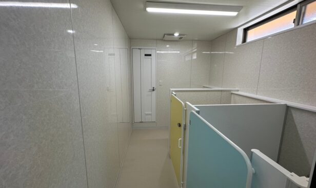 完了写真<WC・シャワールーム><br />
元々ランドリールームとして使われていた場所は、大きく改装し<br />
奥にシャワールーム、手前に子供用のWCと機能的な空間へとチェンジ。