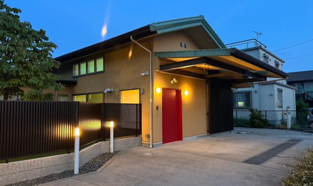 完了写真<外観><br />
外部に新しくフェンスも設置しました。