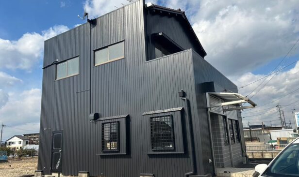 <外装工事完了写真><br />
ホワイト系の色味からブラック色へフルカラーチェンジ。<br />
道路からも目を惹くようなシックな建物になりました。