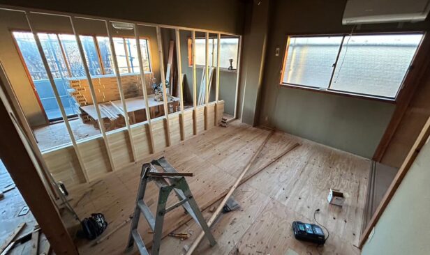 <2F内装工事><br />
２部屋繋がっていた和室を解体し、それぞれ<br />
個別に使える洋間にします。