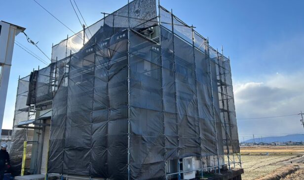 <外装工事><br />
一周足場を建てて外壁塗装をしていきます。