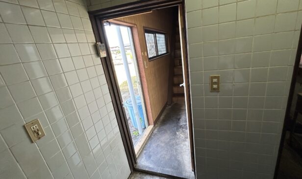 <既設写真　内観　階段フロア><br />

