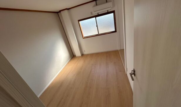 <2F内装工事完了写真　社長室><br />
2Fは床全面フローリング仕様にし、温かみある空間へ。