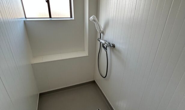 <2F内装工事完了写真　シャワールーム><br />
既設は浴槽のある風呂場だった場所を、簡易にシャワーを浴びれる<br />
シャワールームを作りました。<br />
水廻り配管工事も行い、シャワー位置も変更。