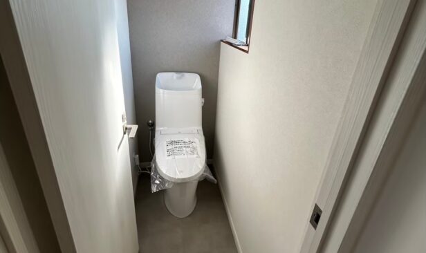 <2F内装工事完了写真　トイレ><br />
清潔感のあるトイレへとリフォームしました。